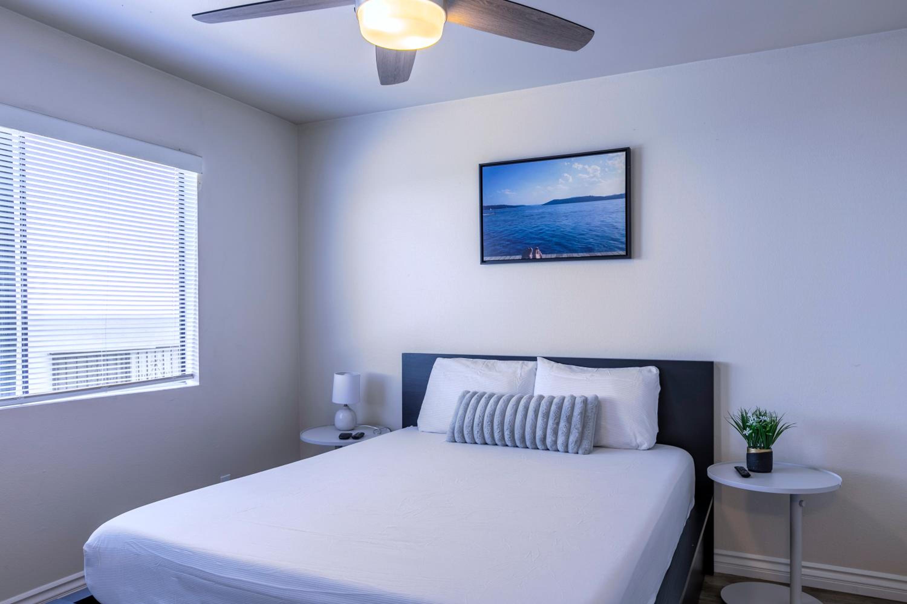 Cozy Central 2BDR - Entertainment, Sports, Restaurants and more!