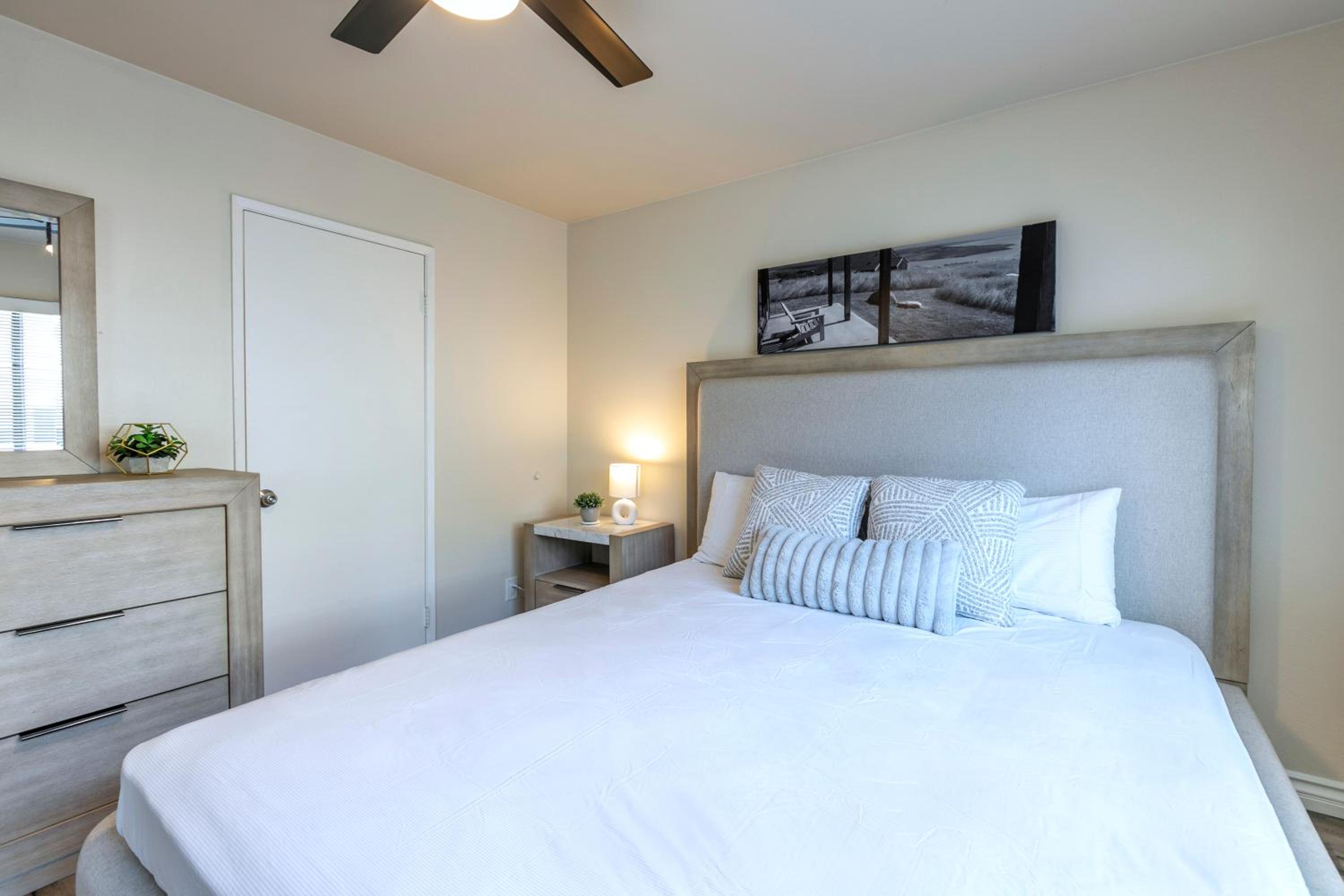 Cozy Central 2BDR - Entertainment, Sports, Restaurants and more!