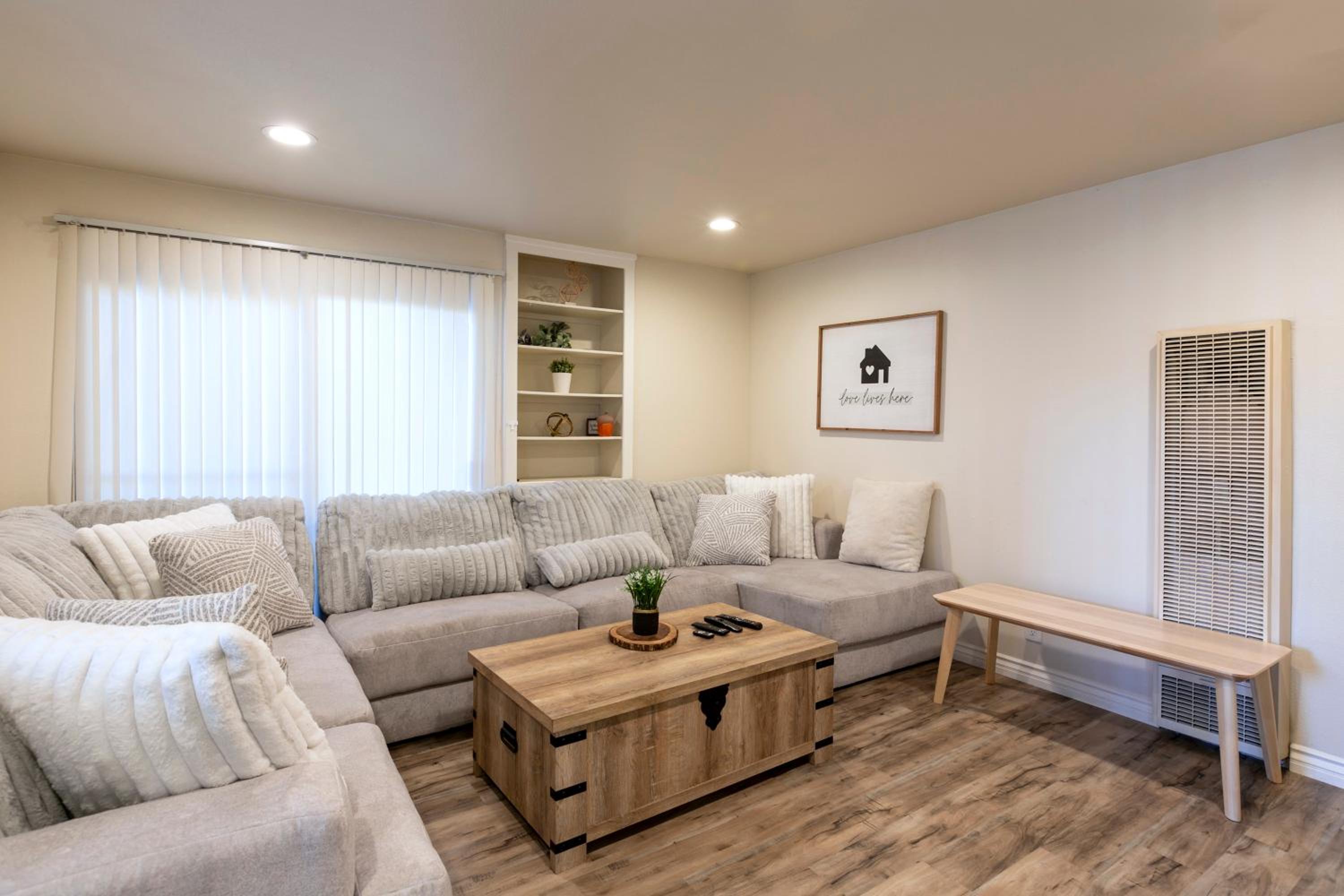 Cozy Central 2BDR - Entertainment, Sports, Restaurants and more!