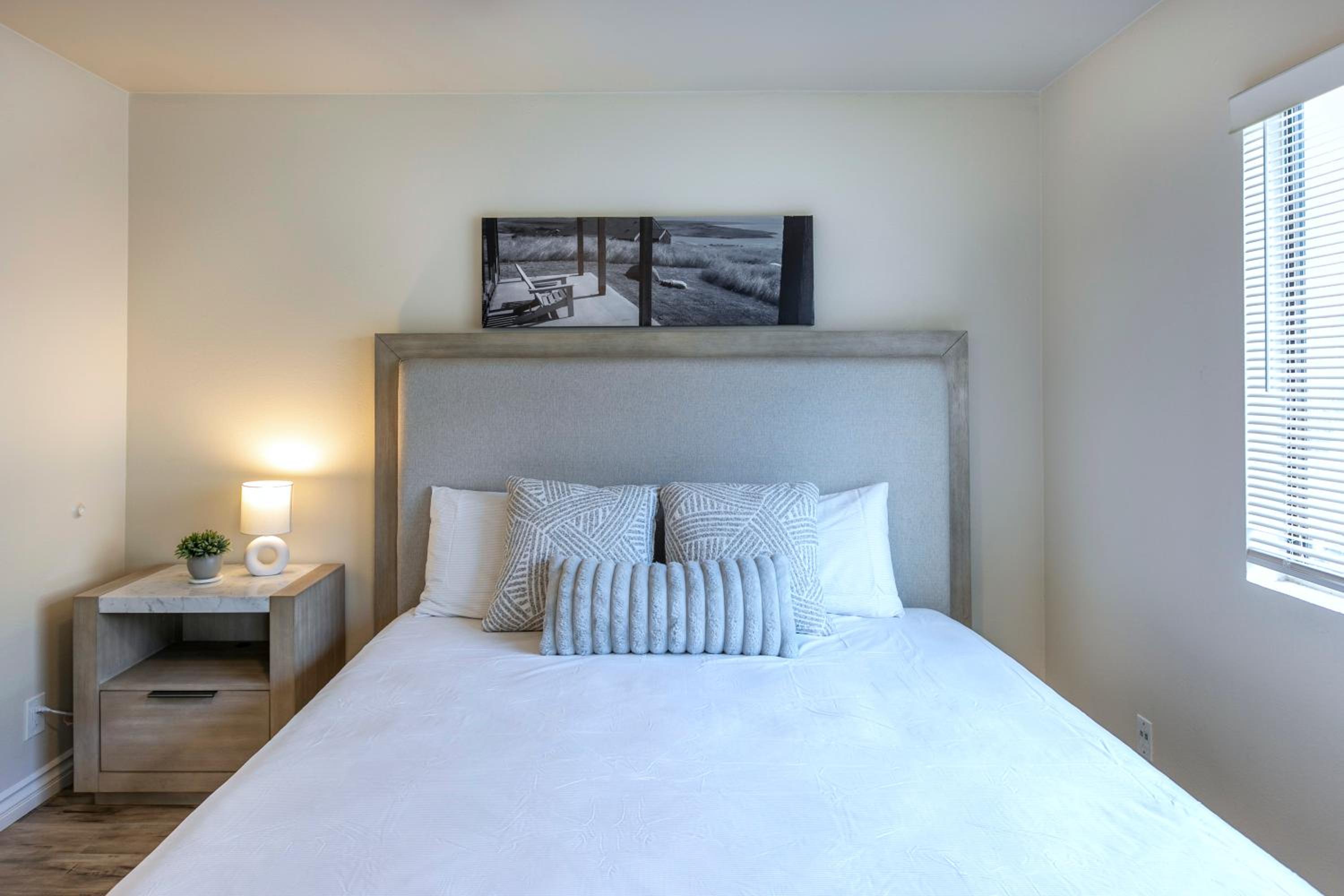 Cozy Central 2BDR - Entertainment, Sports, Restaurants and more!