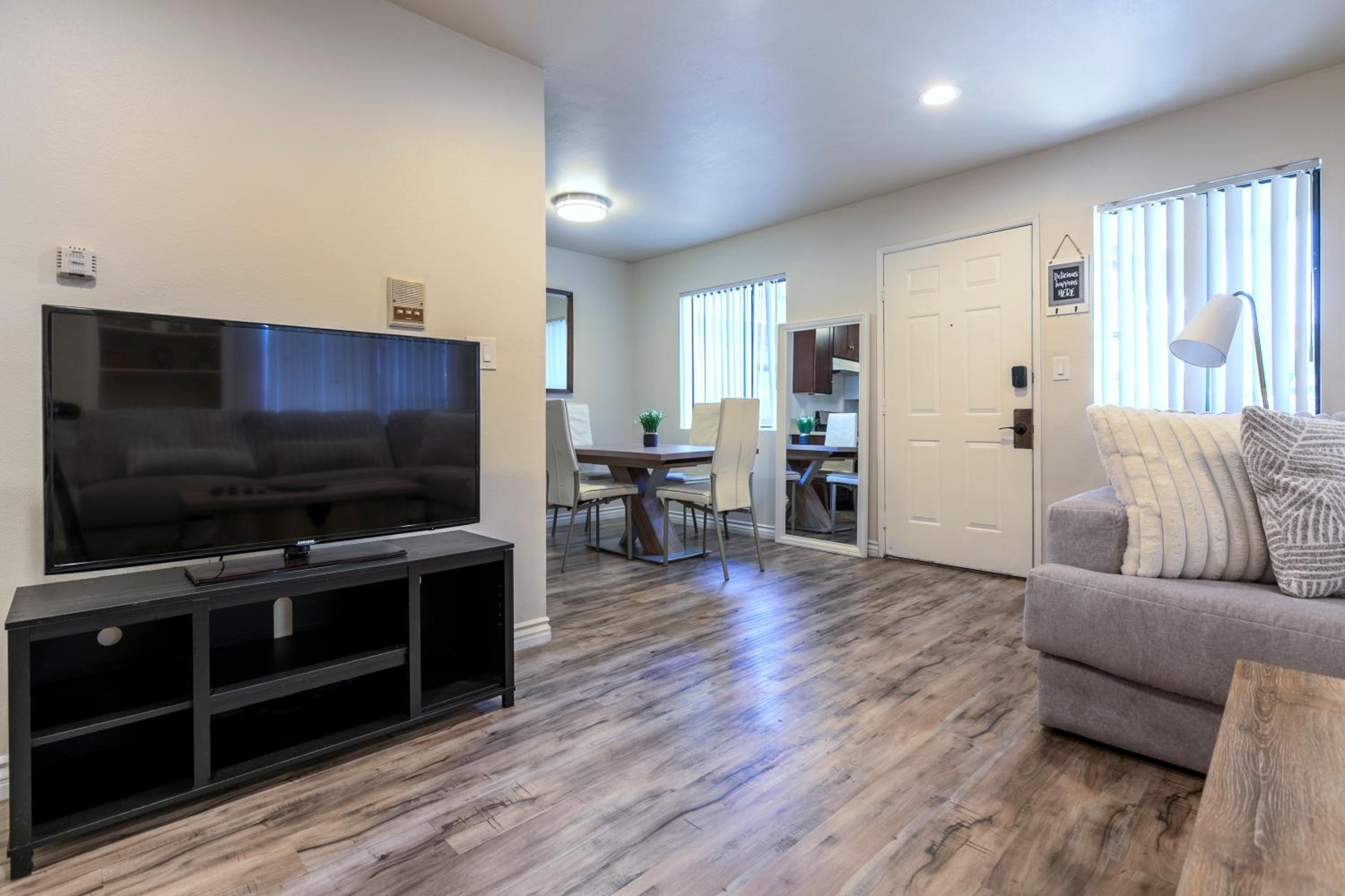 Cozy Central 2BDR - Entertainment, Sports, Restaurants and more!