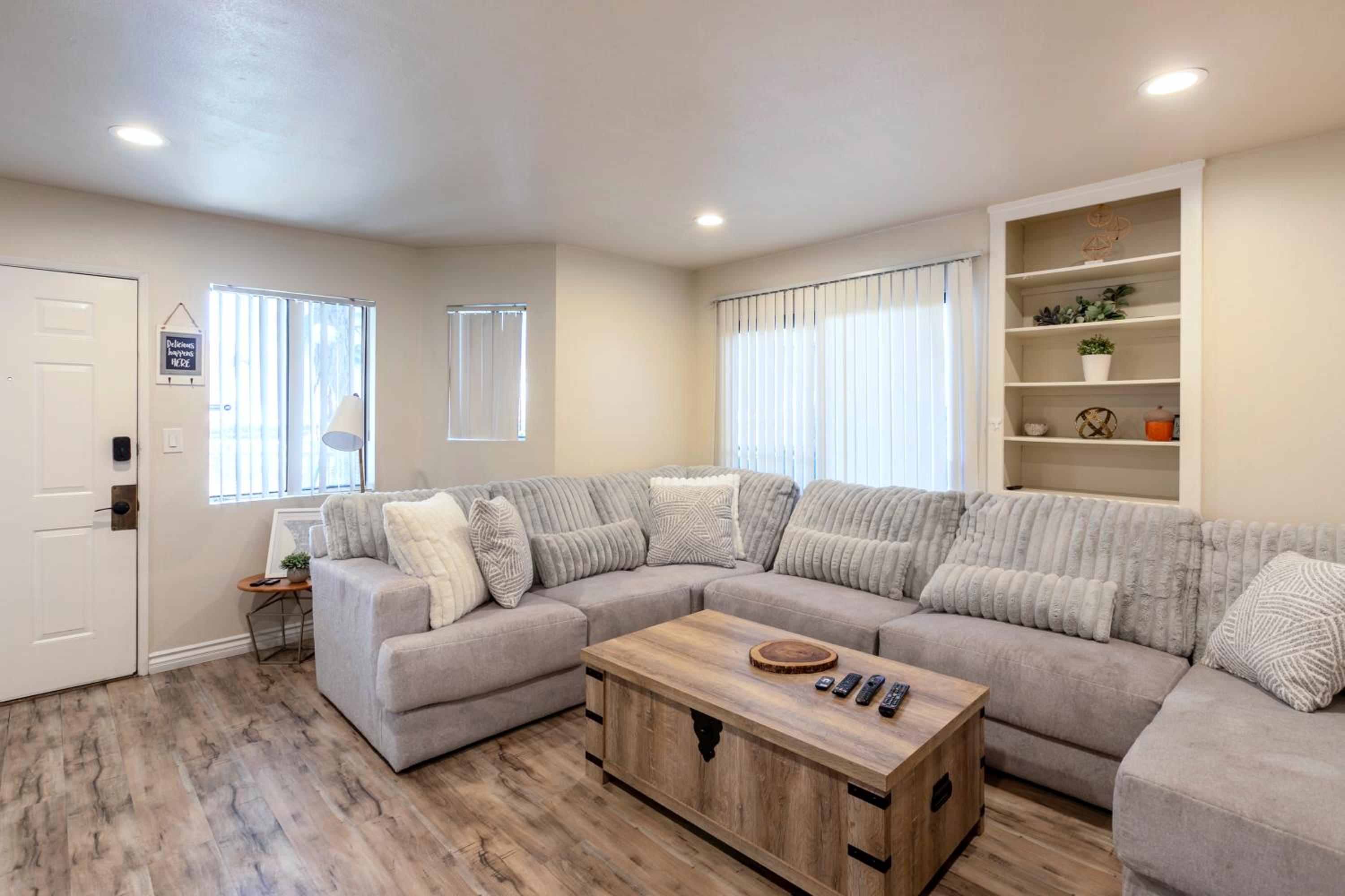 Cozy Central 2BDR - Entertainment, Sports, Restaurants and more!