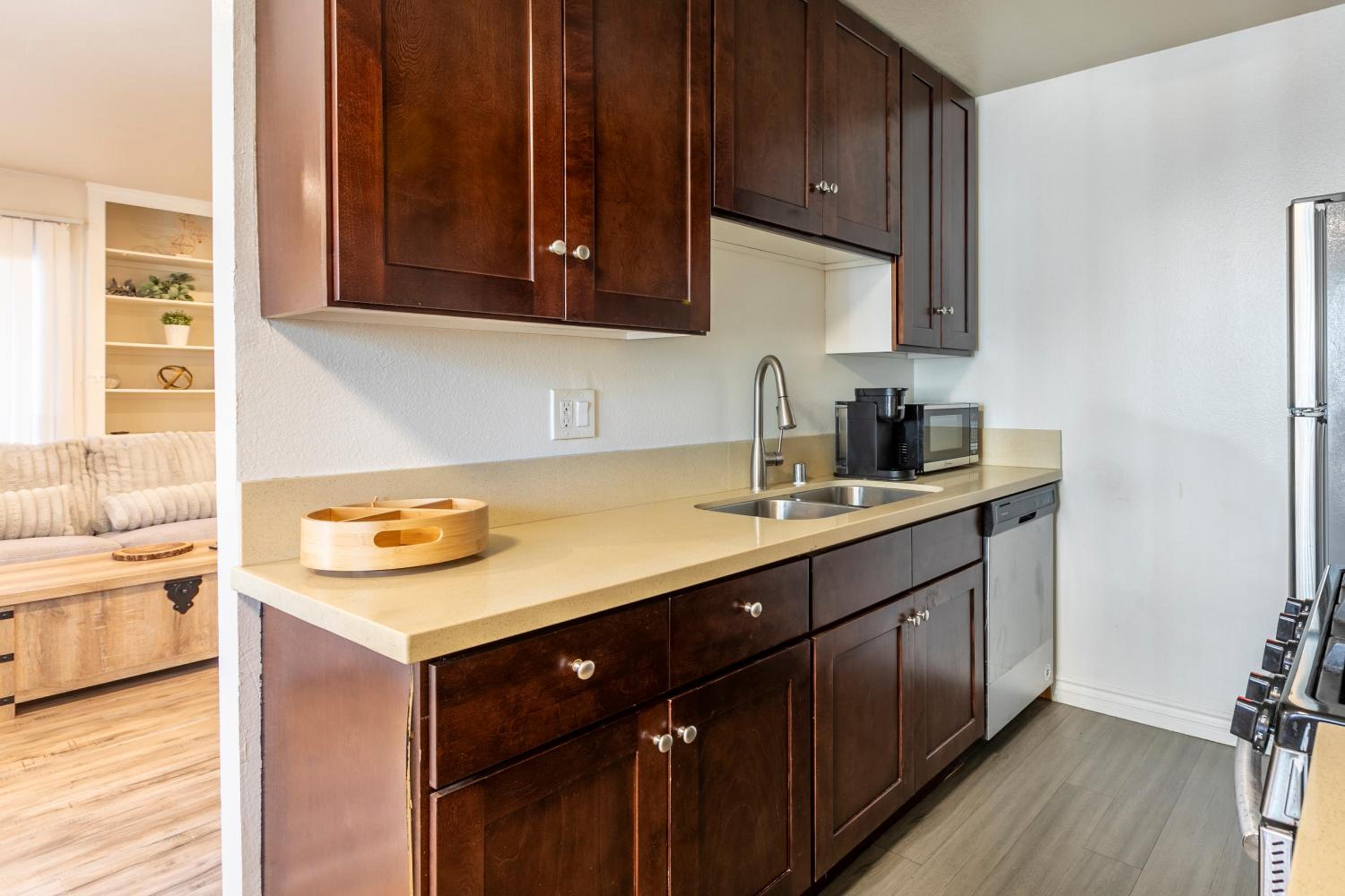 Cozy Central 2BDR - Entertainment, Sports, Restaurants and more!