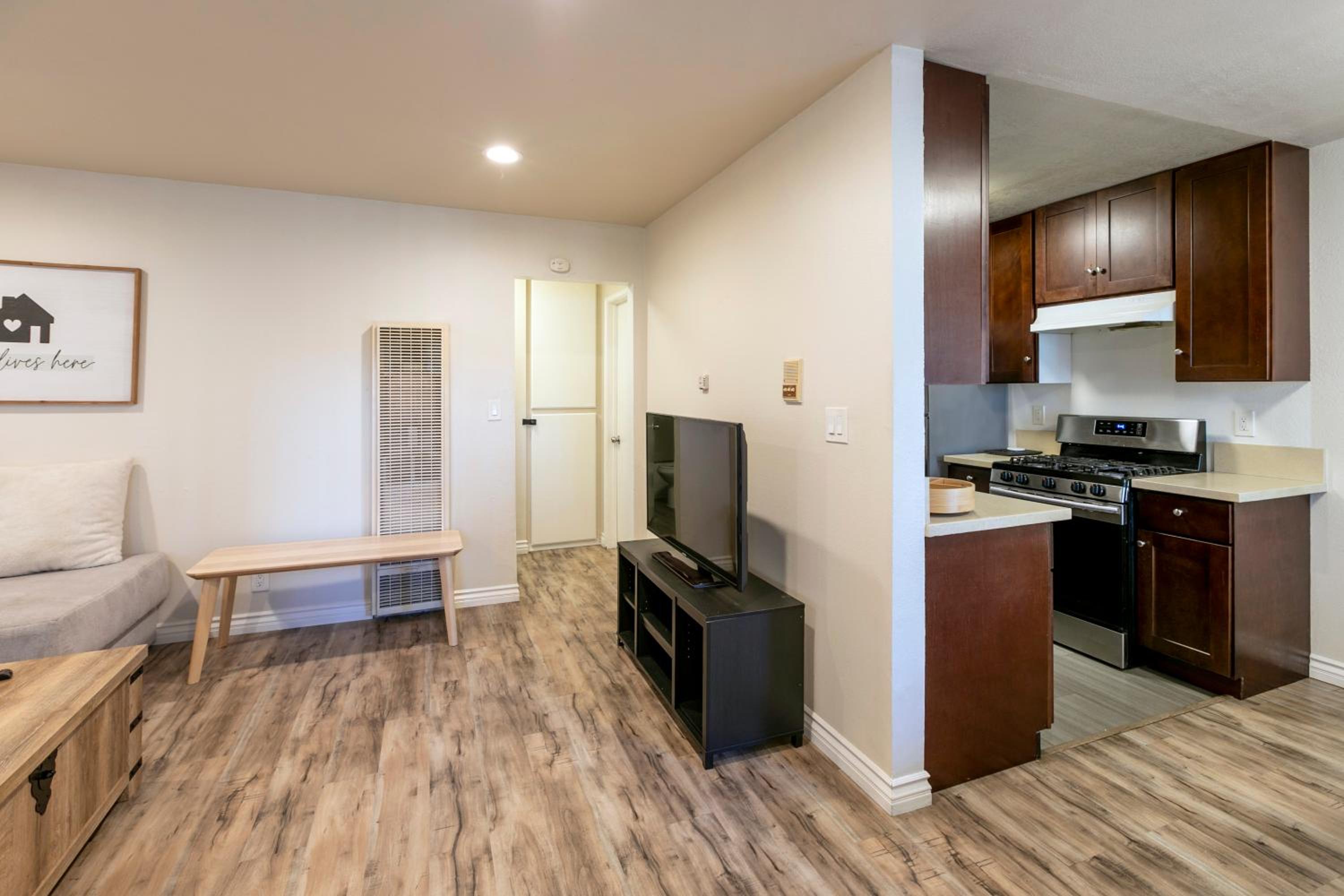 Cozy Central 2BDR - Entertainment, Sports, Restaurants and more!