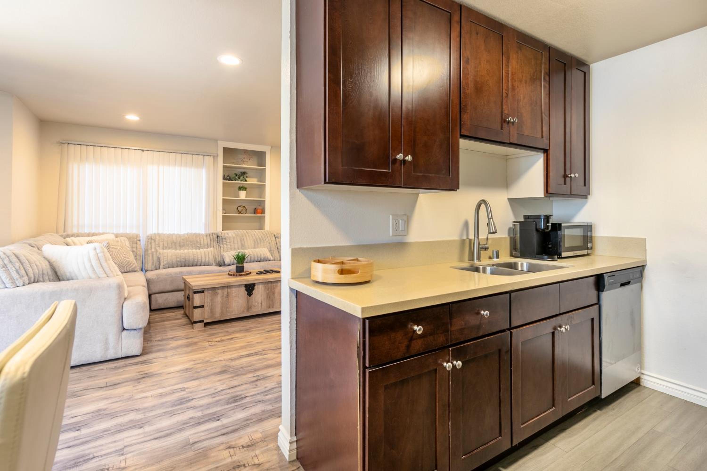 Cozy Central 2BDR - Entertainment, Sports, Restaurants and more!