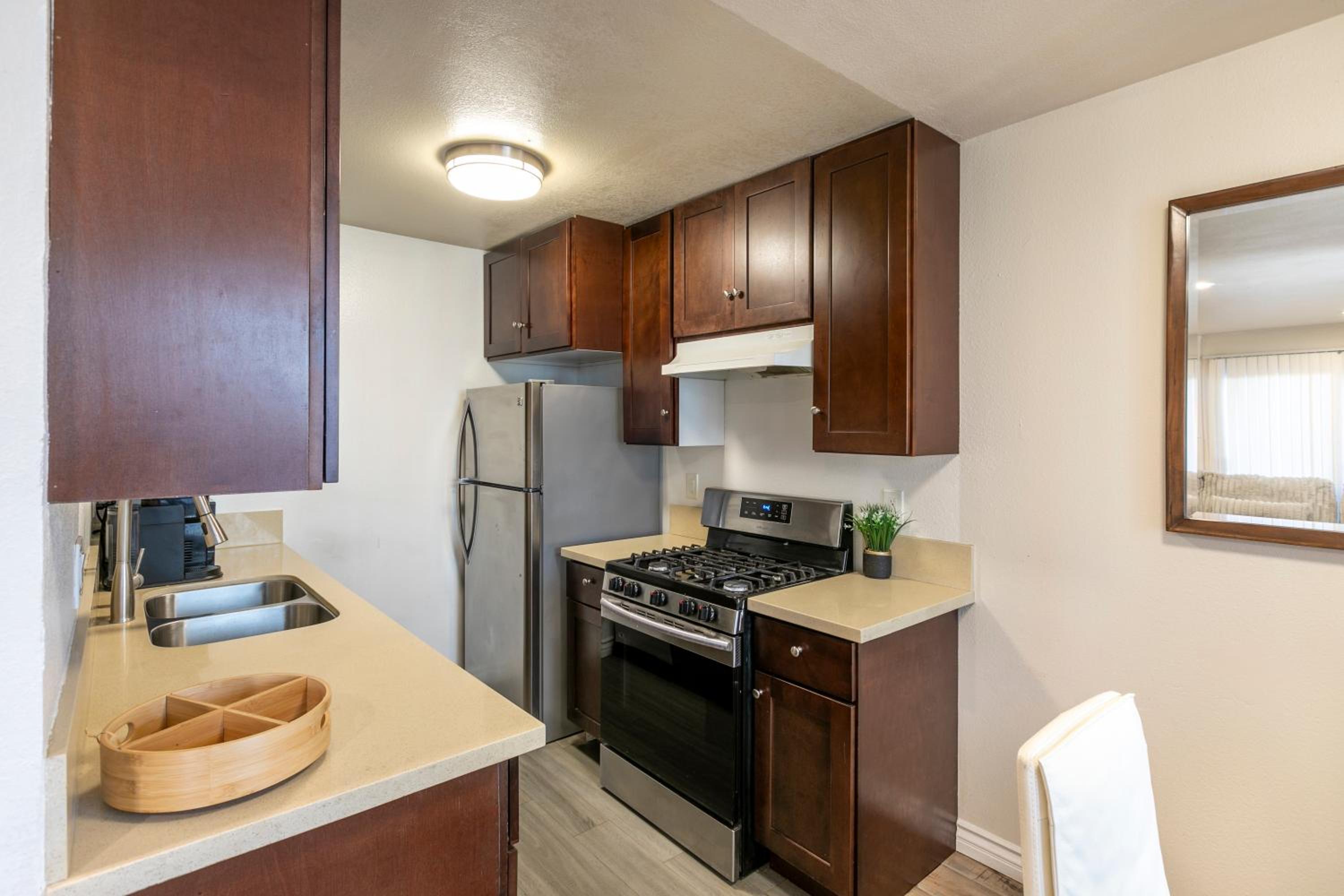 Cozy Central 2BDR - Entertainment, Sports, Restaurants and more!