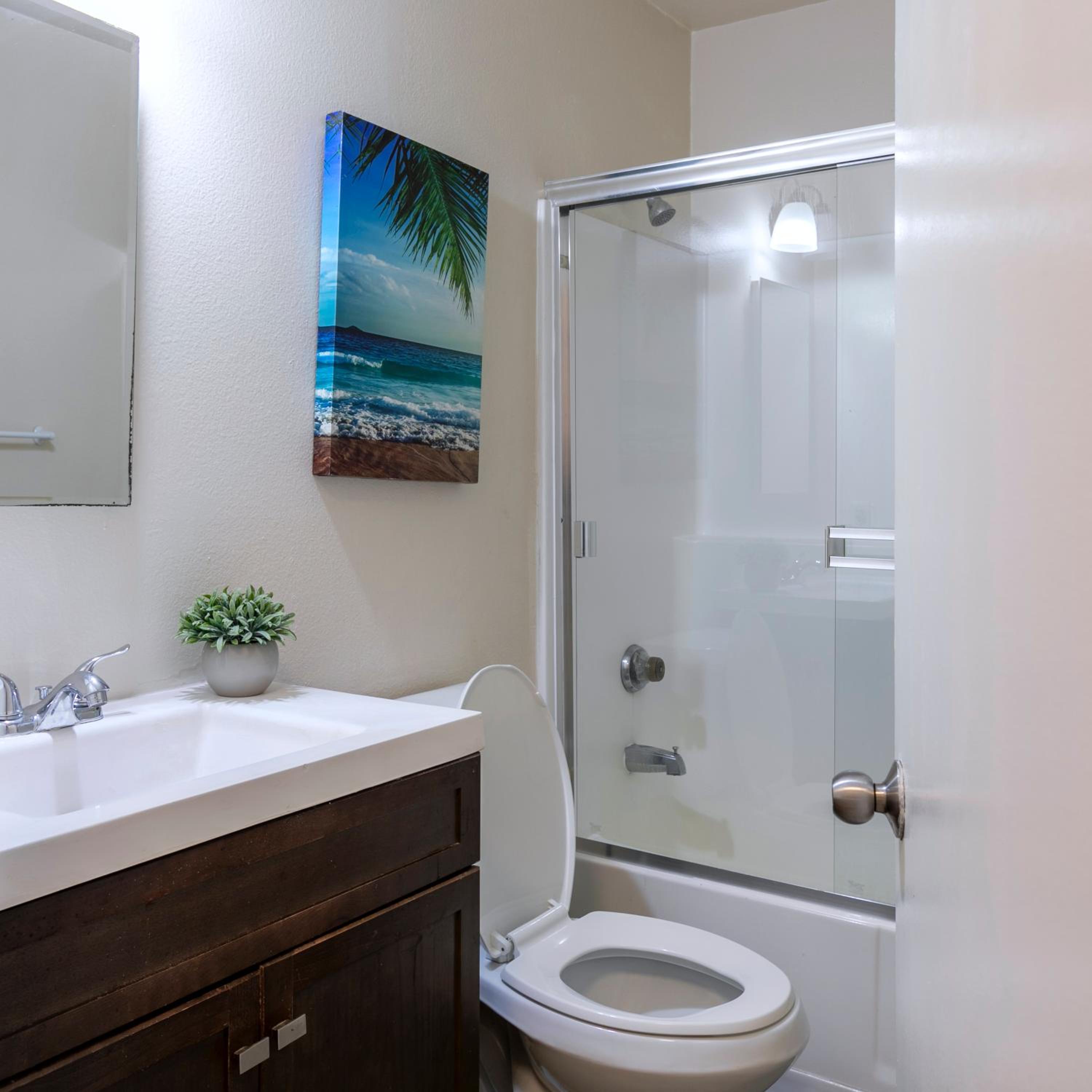 Cozy Central 2BDR - Entertainment, Sports, Restaurants and more!