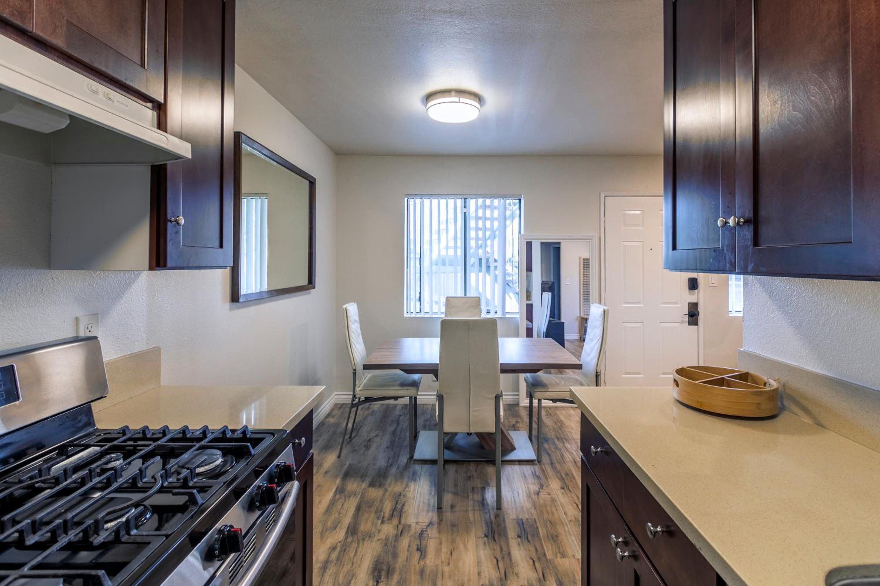 Cozy Central 2BDR - Entertainment, Sports, Restaurants and more!
