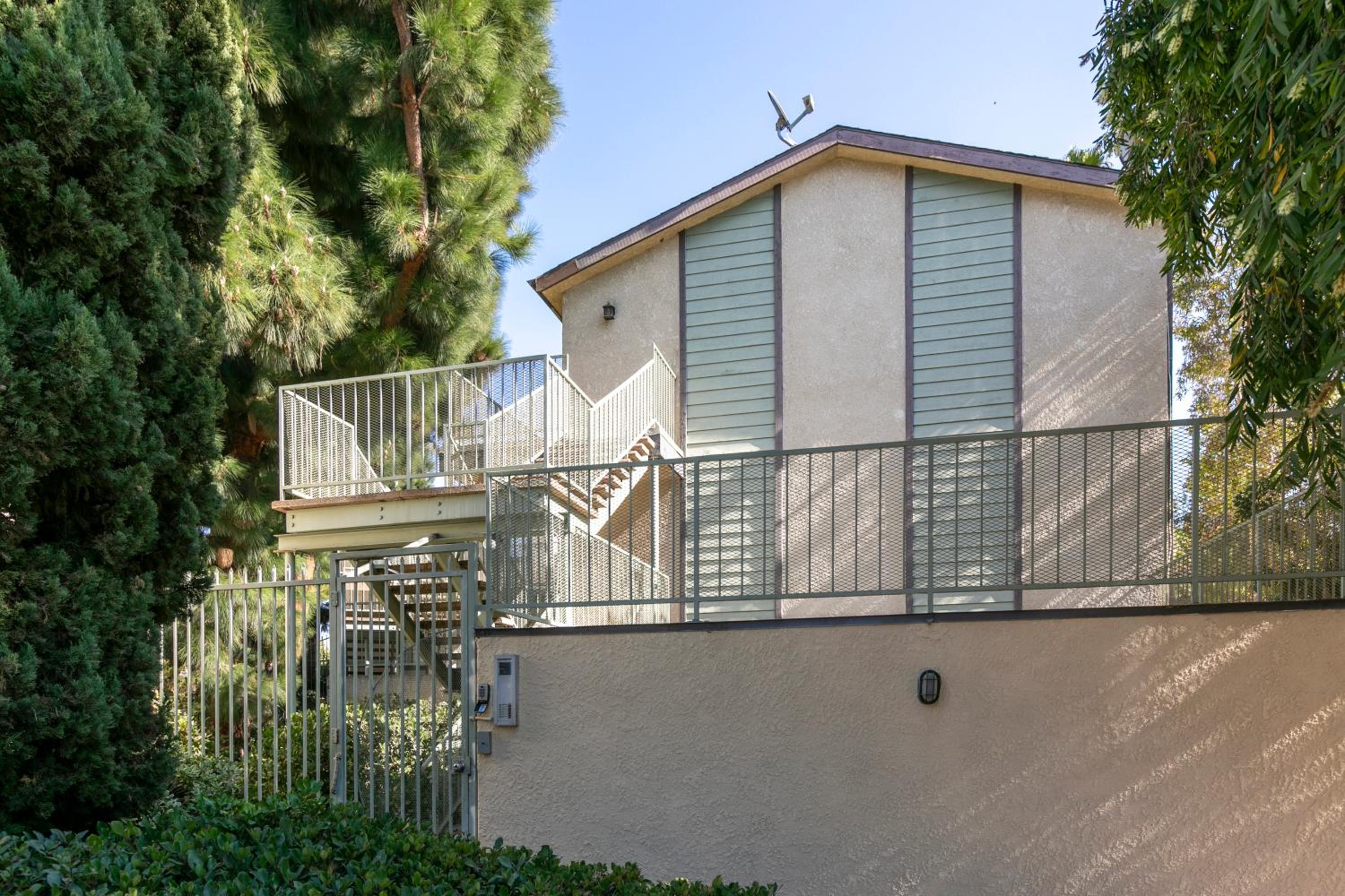Cozy Central 2BDR - Entertainment, Sports, Restaurants and more!