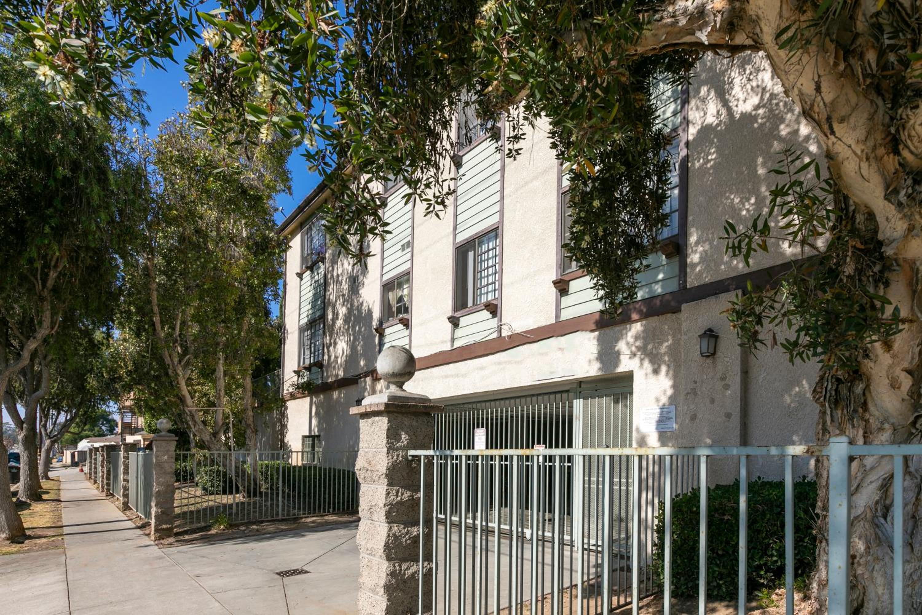 Cozy Central 2BDR - Entertainment, Sports, Restaurants and more!