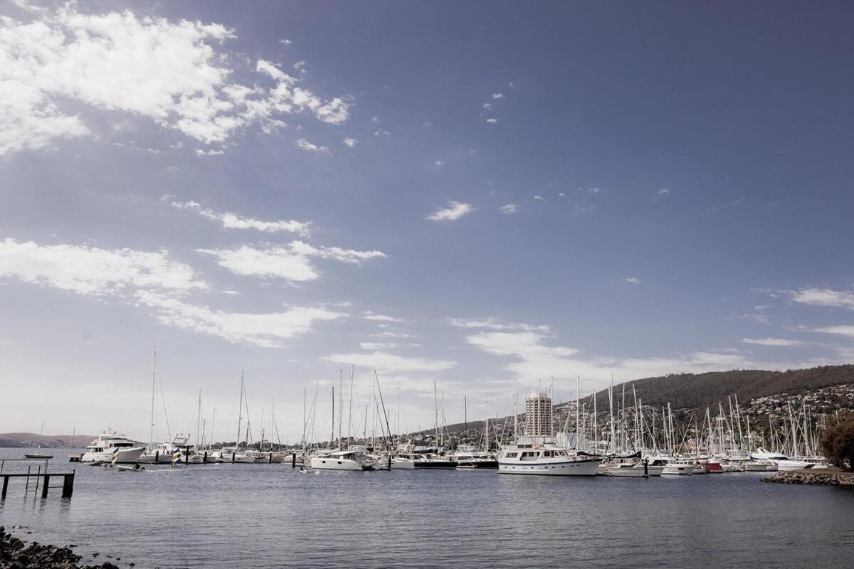 Sandy Bay splendour - Steps from the seaside