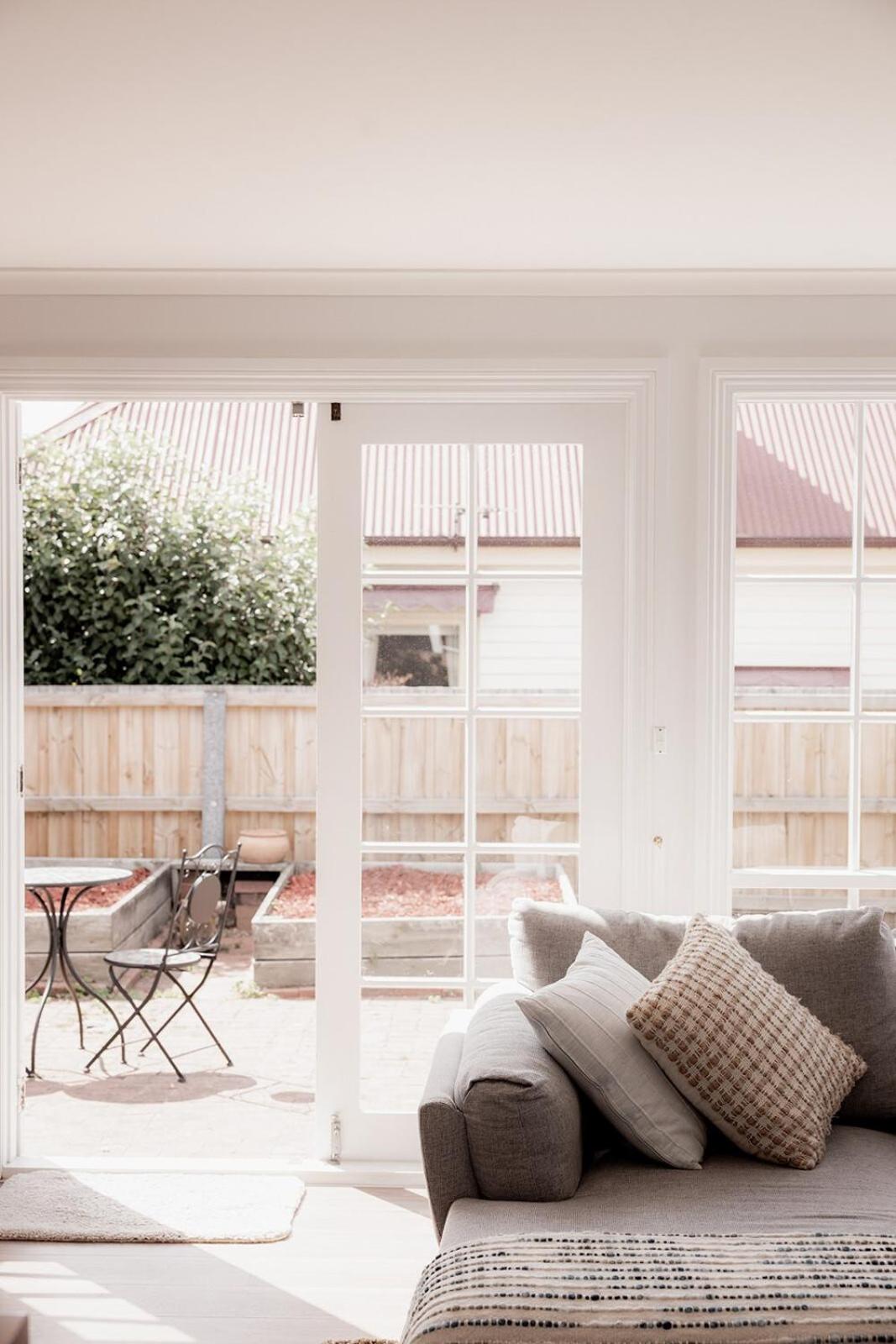 Sandy Bay splendour - Steps from the seaside