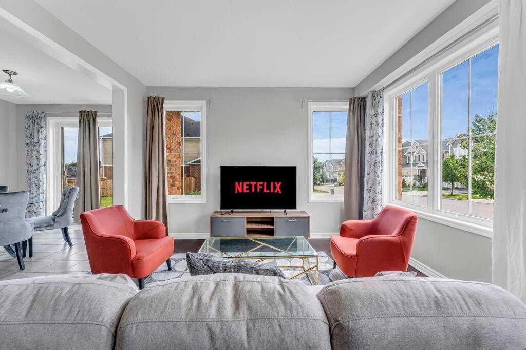 Cambridge Vacations - Luxurious  Bright 4 Bedrooms and Den Corner House - Property Image 1