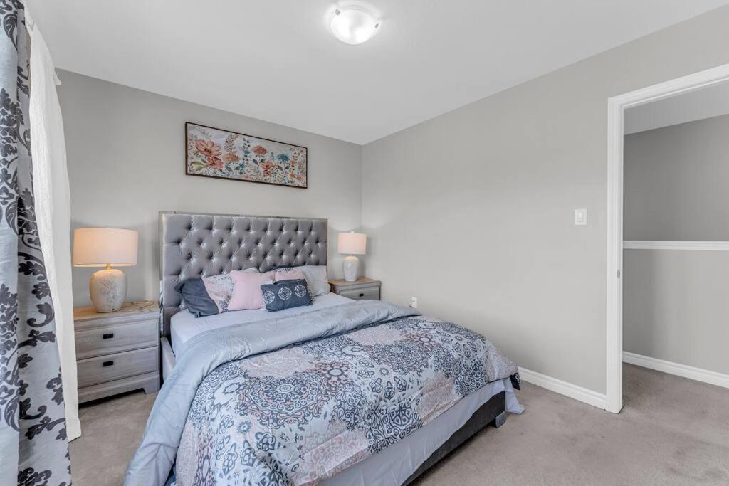 Cambridge Vacations - Luxurious  Bright 4 Bedrooms and Den Corner House - Property Image 21