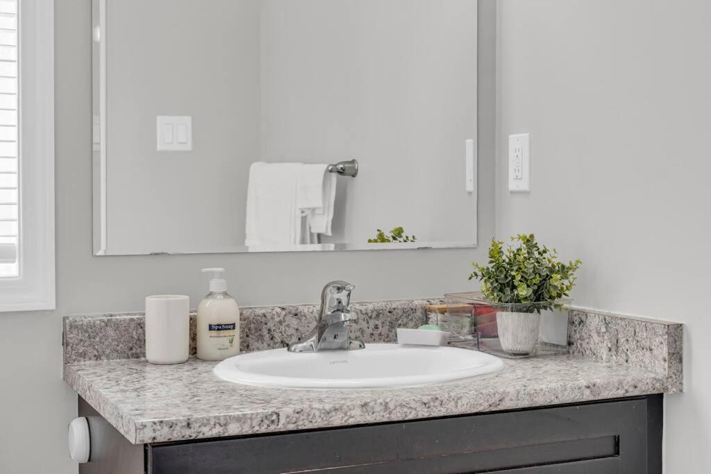 Cambridge Vacations - Luxurious  Bright 4 Bedrooms and Den Corner House - Property Image 29