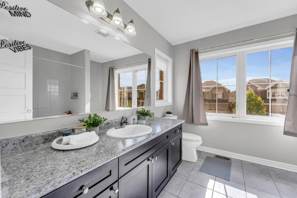 Cambridge Vacations - Luxurious  Bright 4 Bedrooms and Den Corner House - Property Image 3