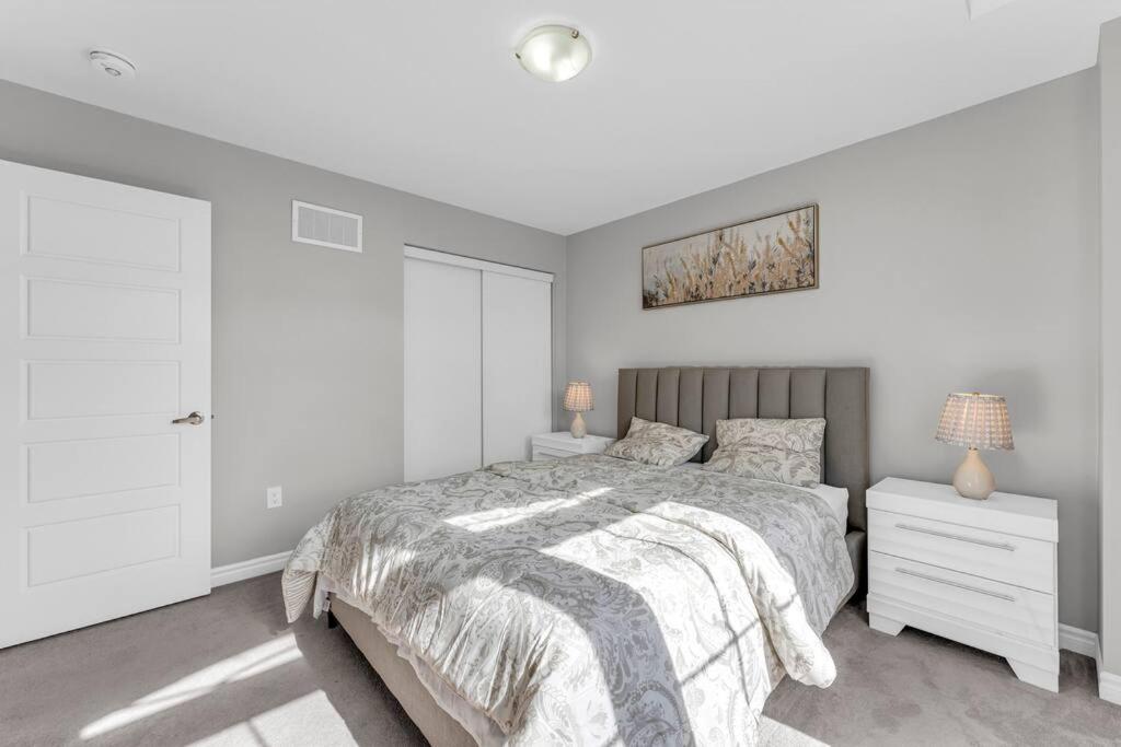 Cambridge Vacations - Luxurious  Bright 4 Bedrooms and Den Corner House - Property Image 31