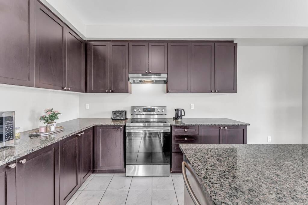 Cambridge Vacations - Luxurious  Bright 4 Bedrooms and Den Corner House - Property Image 32