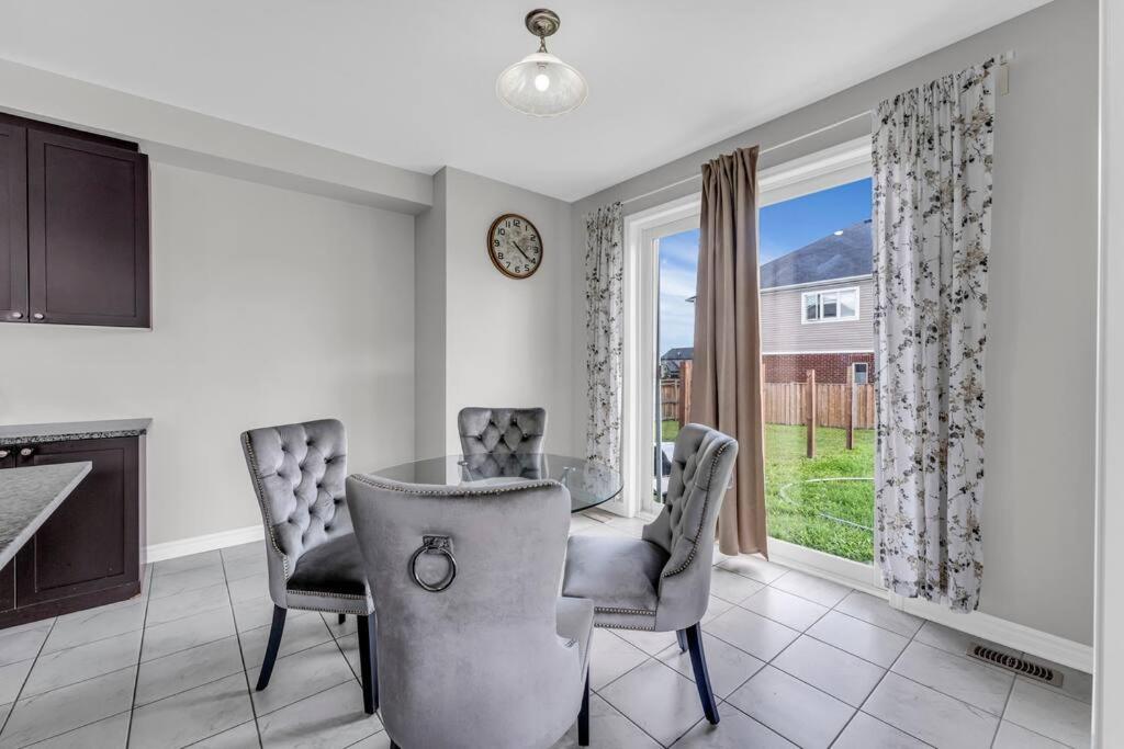 Cambridge Vacations - Luxurious  Bright 4 Bedrooms and Den Corner House - Property Image 33