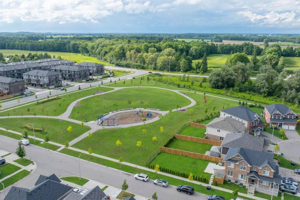 Cambridge Vacations - Luxurious  Bright 4 Bedrooms and Den Corner House - Property Image 34