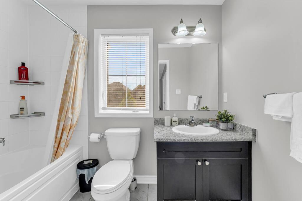 Cambridge Vacations - Luxurious  Bright 4 Bedrooms and Den Corner House - Property Image 35