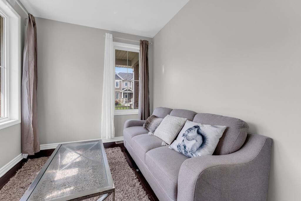 Cambridge Vacations - Luxurious  Bright 4 Bedrooms and Den Corner House - Property Image 36