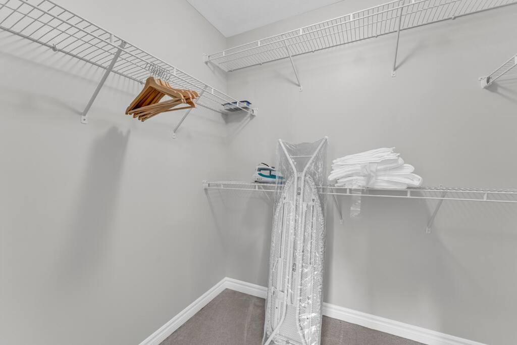 Cambridge Vacations - Luxurious  Bright 4 Bedrooms and Den Corner House - Property Image 38