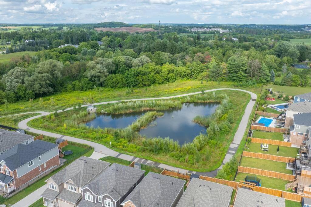 Cambridge Vacations - Luxurious  Bright 4 Bedrooms and Den Corner House - Property Image 39