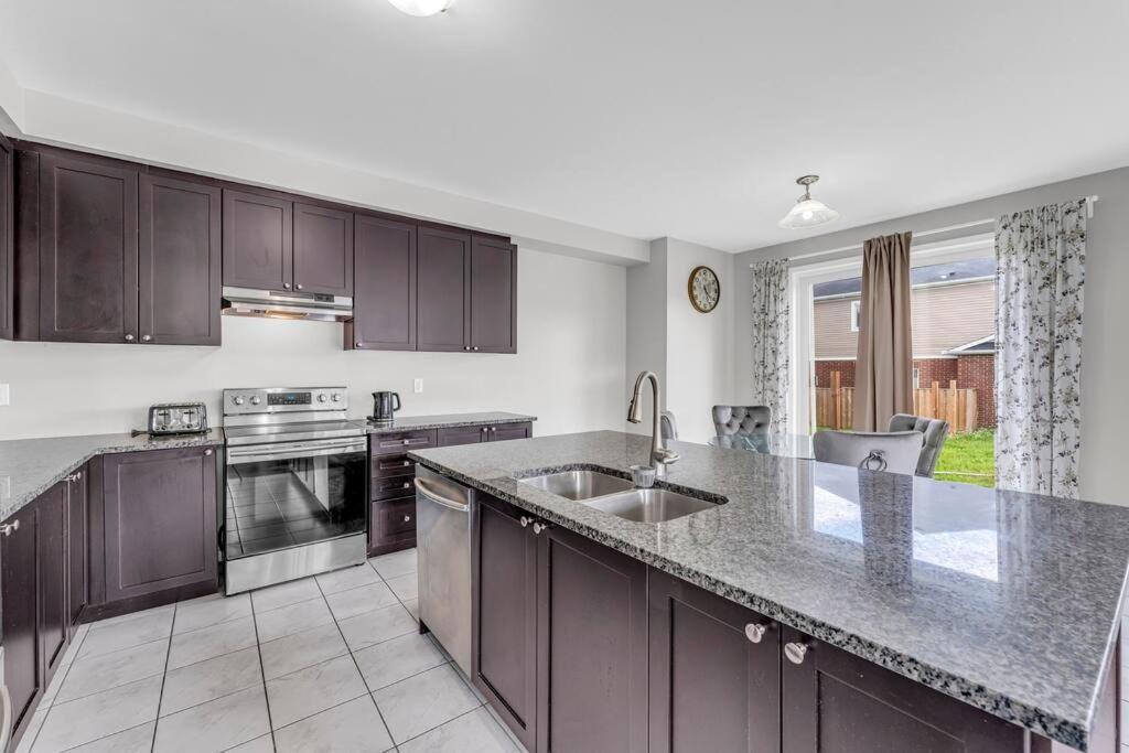 Cambridge Vacations - Luxurious  Bright 4 Bedrooms and Den Corner House - Property Image 40