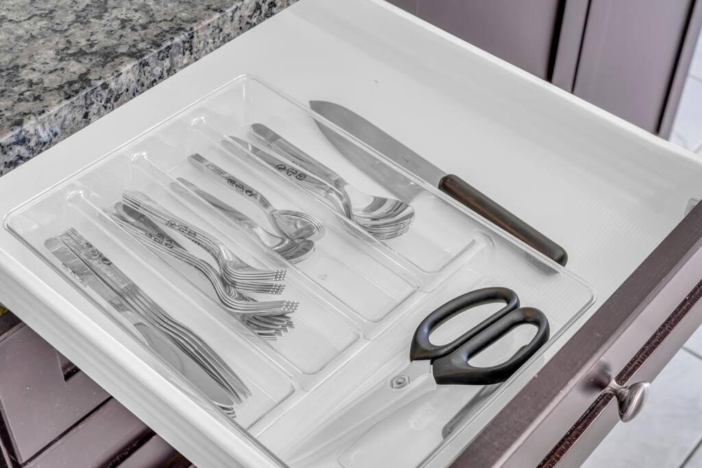 Cambridge Vacations - Luxurious  Bright 4 Bedrooms and Den Corner House - Property Image 28