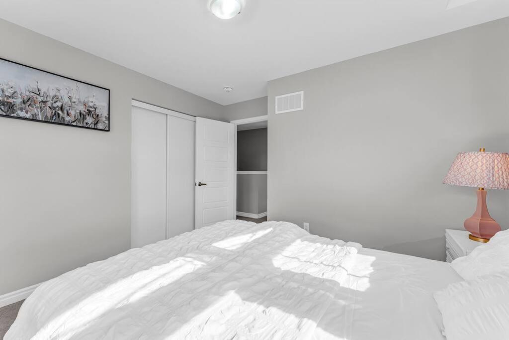 Cambridge Vacations - Luxurious  Bright 4 Bedrooms and Den Corner House - Property Image 43