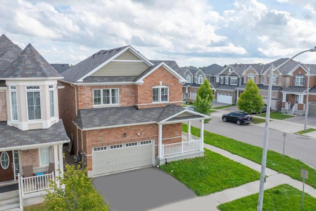 Cambridge Vacations - Luxurious  Bright 4 Bedrooms and Den Corner House - Property Image 44