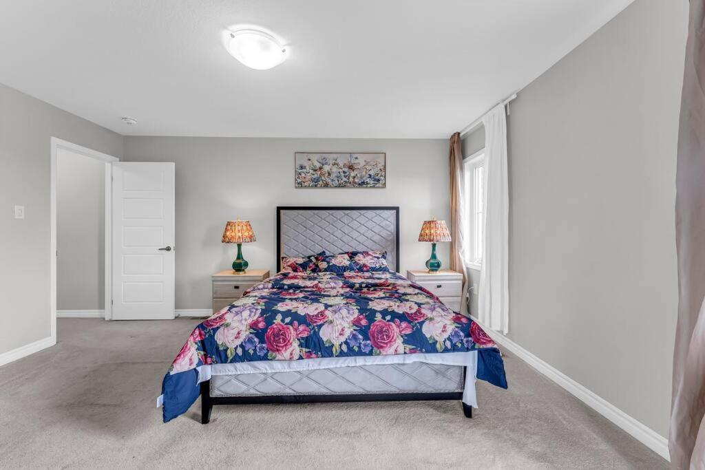 Cambridge Vacations - Luxurious  Bright 4 Bedrooms and Den Corner House - Property Image 45