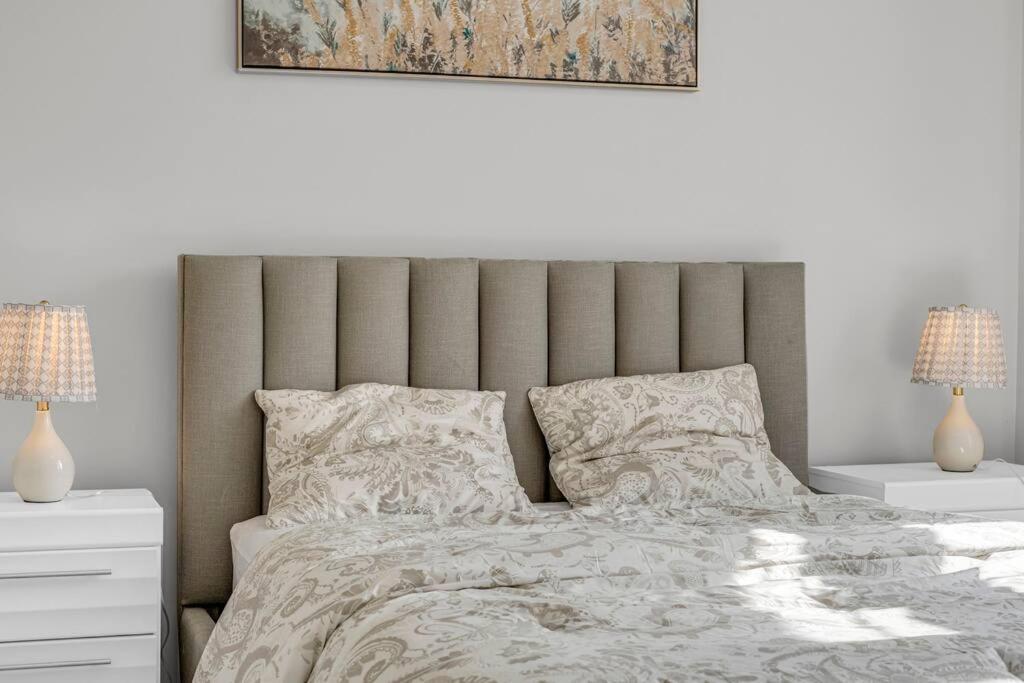 Cambridge Vacations - Luxurious  Bright 4 Bedrooms and Den Corner House - Property Image 46