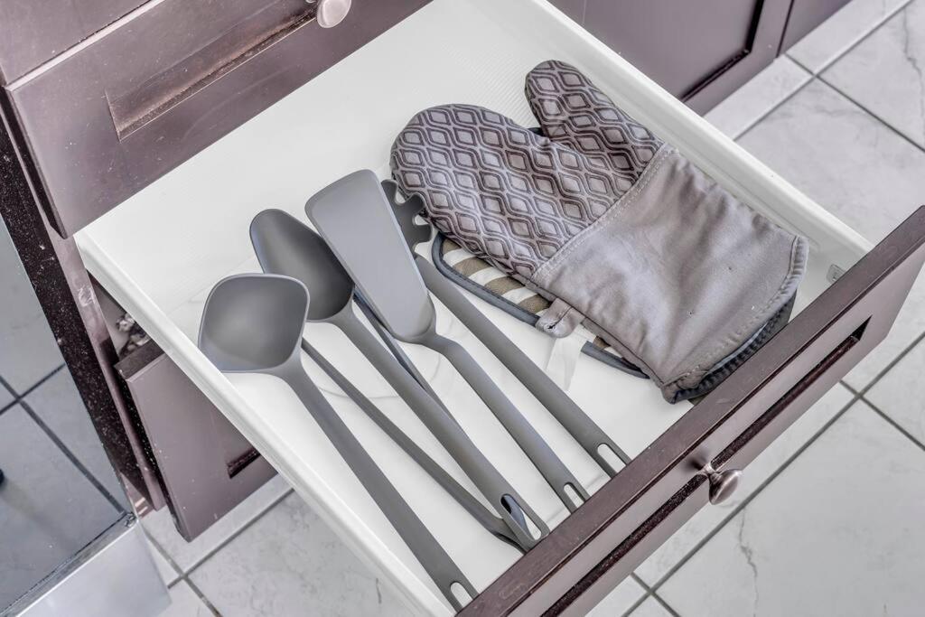 Cambridge Vacations - Luxurious  Bright 4 Bedrooms and Den Corner House - Property Image 48