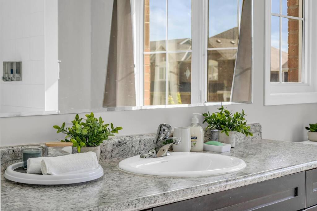 Cambridge Vacations - Luxurious  Bright 4 Bedrooms and Den Corner House - Property Image 53