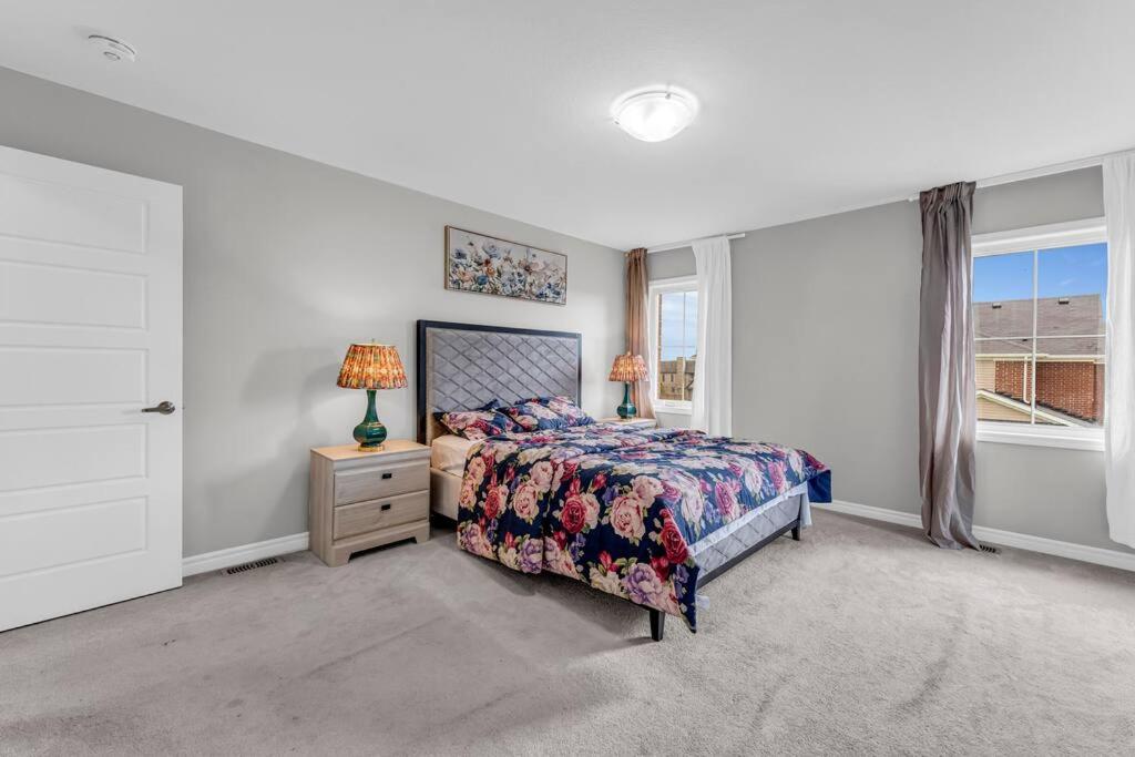 Cambridge Vacations - Luxurious  Bright 4 Bedrooms and Den Corner House - Property Image 15