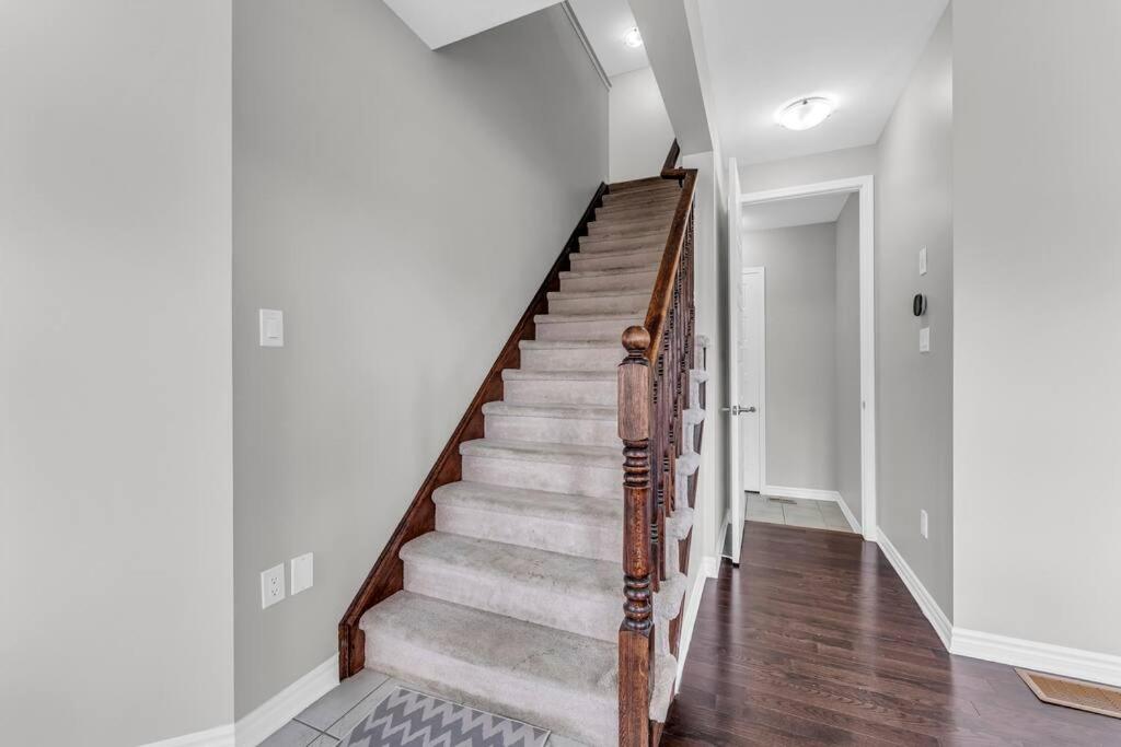 Cambridge Vacations - Luxurious  Bright 4 Bedrooms and Den Corner House - Property Image 2