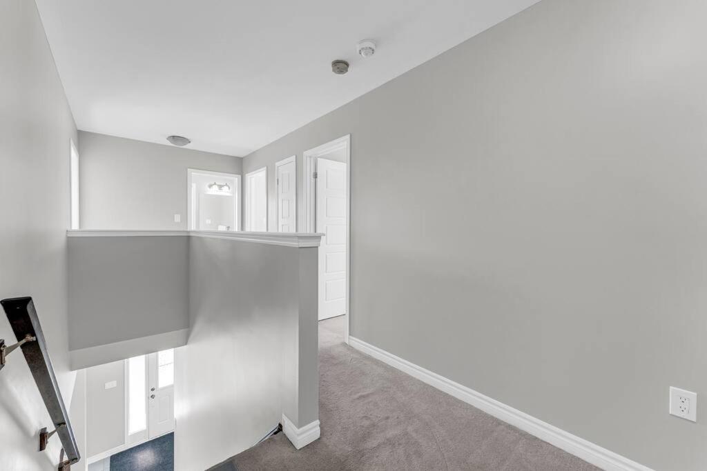 Cambridge Vacations - Luxurious  Bright 4 Bedrooms and Den Corner House - Property Image 3