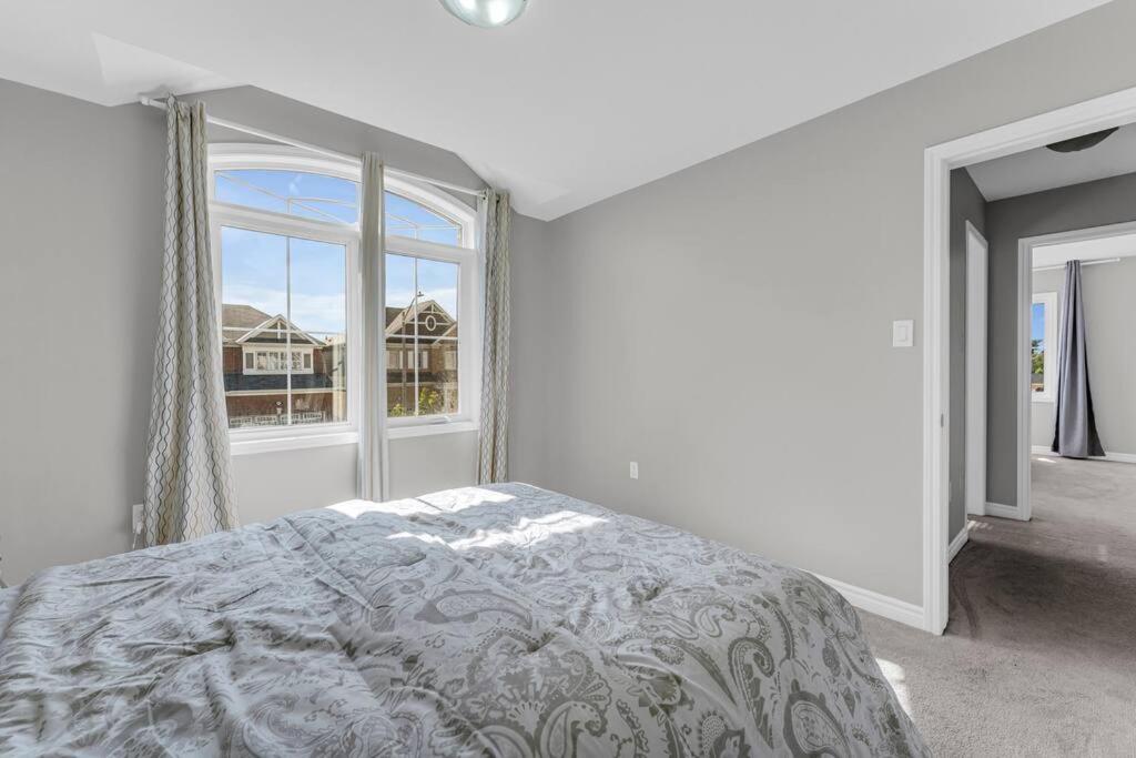 Cambridge Vacations - Luxurious  Bright 4 Bedrooms and Den Corner House - Property Image 4