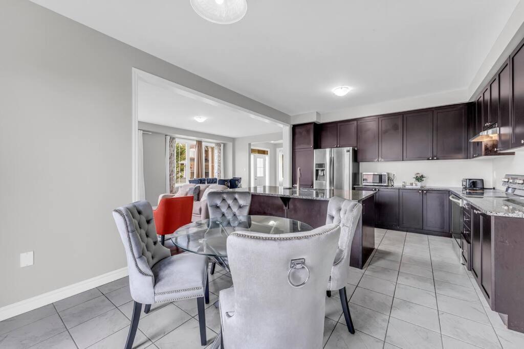 Cambridge Vacations - Luxurious  Bright 4 Bedrooms and Den Corner House - Property Image 5