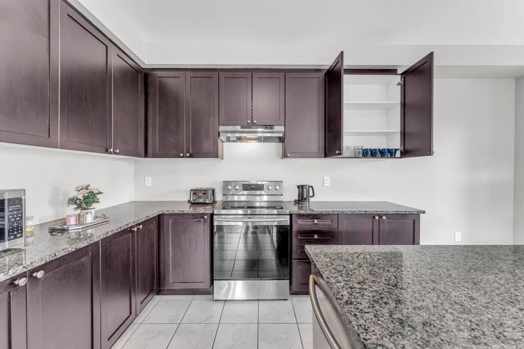 Cambridge Vacations - Luxurious  Bright 4 Bedrooms and Den Corner House - Property Image 6