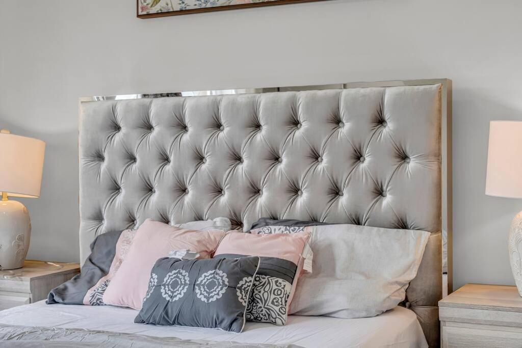 Cambridge Vacations - Luxurious  Bright 4 Bedrooms and Den Corner House - Property Image 7