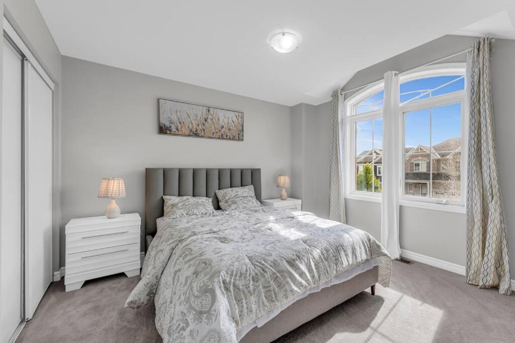 Cambridge Vacations - Luxurious  Bright 4 Bedrooms and Den Corner House - Property Image 8