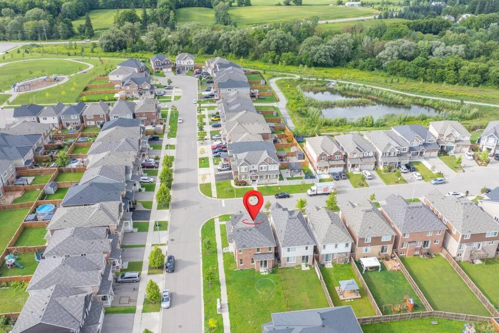 Cambridge Vacations - Luxurious  Bright 4 Bedrooms and Den Corner House - Property Image 9