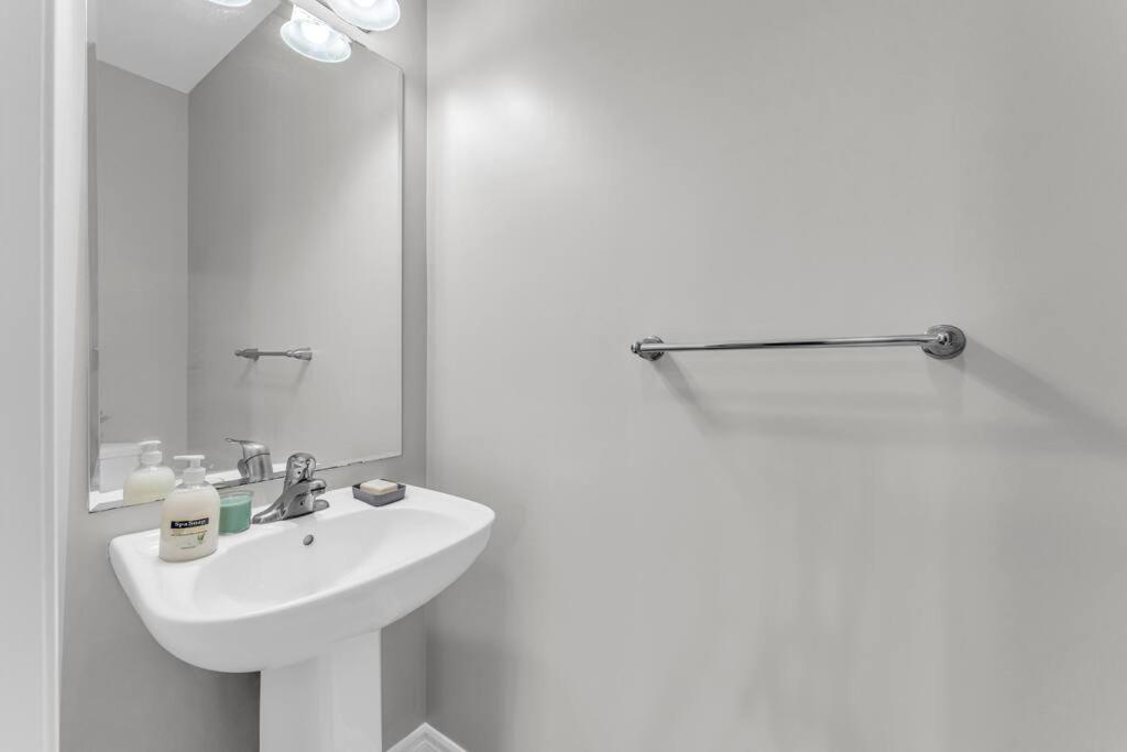 Cambridge Vacations - Luxurious  Bright 4 Bedrooms and Den Corner House - Property Image 10