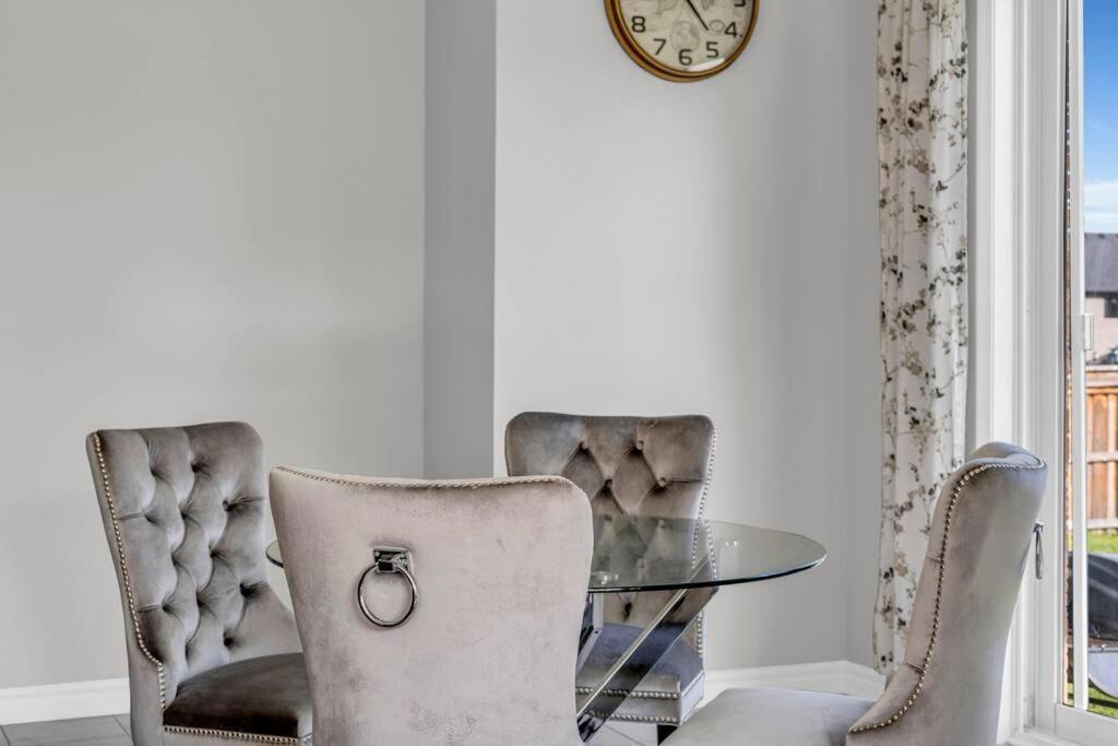 Cambridge Vacations - Luxurious  Bright 4 Bedrooms and Den Corner House - Property Image 11