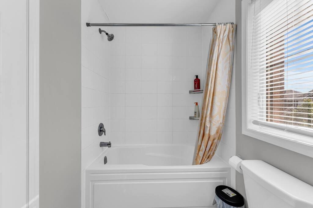 Cambridge Vacations - Luxurious  Bright 4 Bedrooms and Den Corner House - Property Image 12