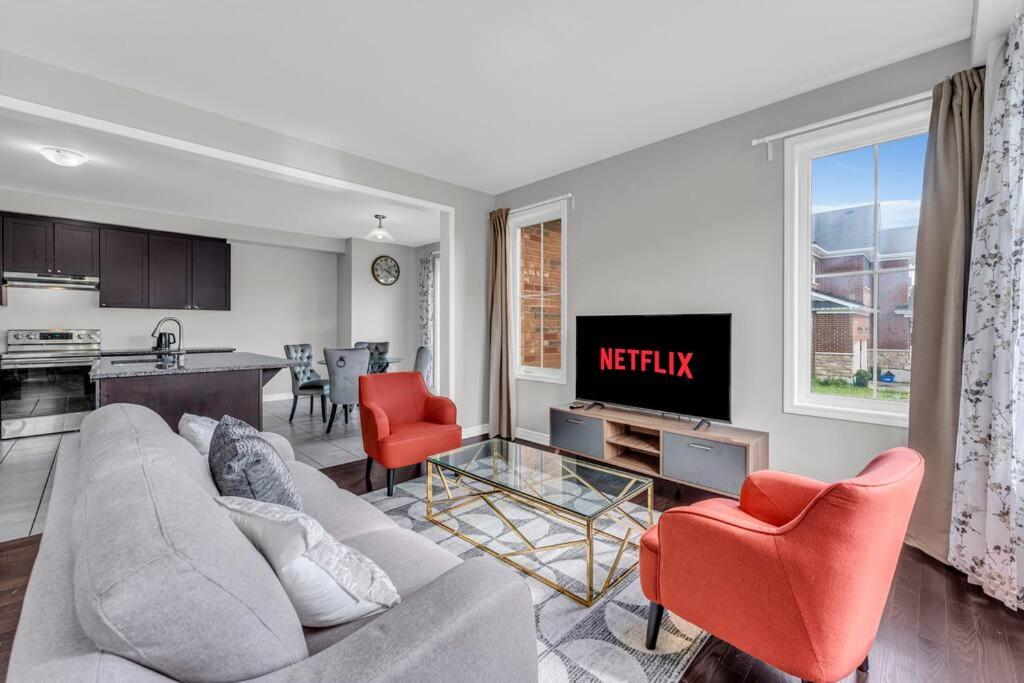 Cambridge Vacations - Luxurious  Bright 4 Bedrooms and Den Corner House - Property Image 13