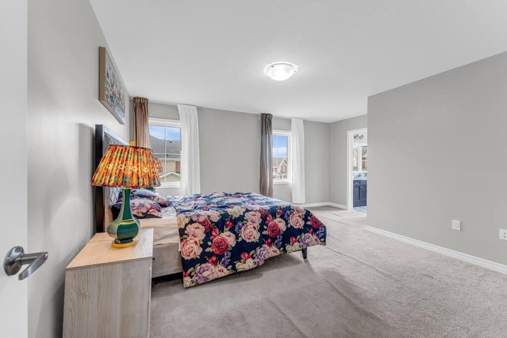 Cambridge Vacations - Luxurious  Bright 4 Bedrooms and Den Corner House - Property Image 14